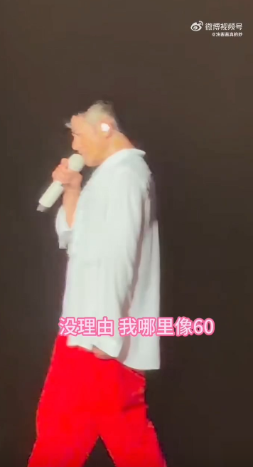 近日,一段天王郭富城在演唱会上的片段在网上疯传。 近日,一段天王郭富城在演唱会上的片段在网上疯传。