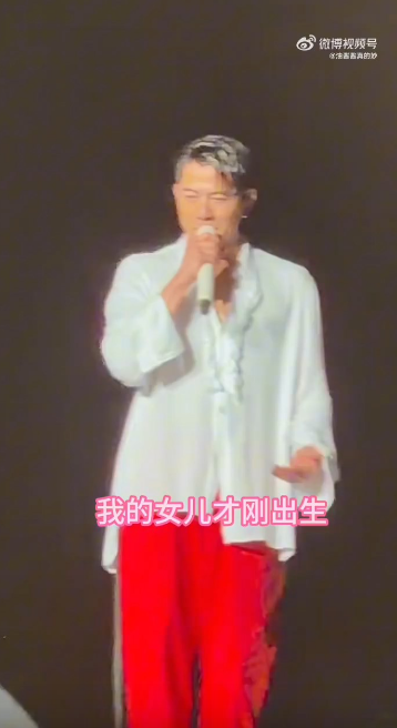 影片中,60岁的郭富城对自己的年龄和外貌进行了一番幽默的“炫耀”,引起网民热烈讨论。 影片中,60岁的郭富城对自己的年龄和外貌进行了一番幽默的“炫耀”,引起网民热烈讨论。