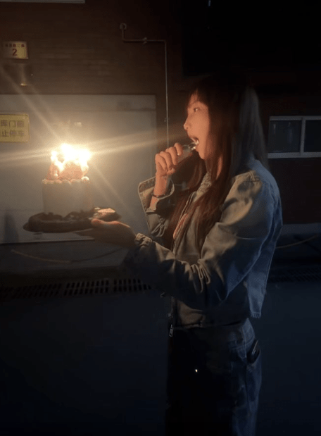 内地女演员王添羽日前为庆祝27岁生日,跟风拍摄喷火蛋糕影片 内地女演员王添羽日前为庆祝27岁生日,跟风拍摄喷火蛋糕影片