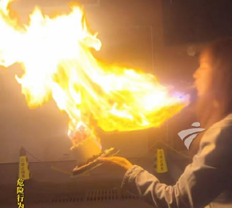 王添羽当日手持插有蜡烛的生日蛋糕,其后将一口高浓度酒精含在口中,然后向蜡烛火焰喷去,试图制造“喷火”效果。 王添羽当日手持插有蜡烛的生日蛋糕,其后将一口高浓度酒精含在口中,然后向蜡烛火焰喷去,试图制造“喷火”效果。