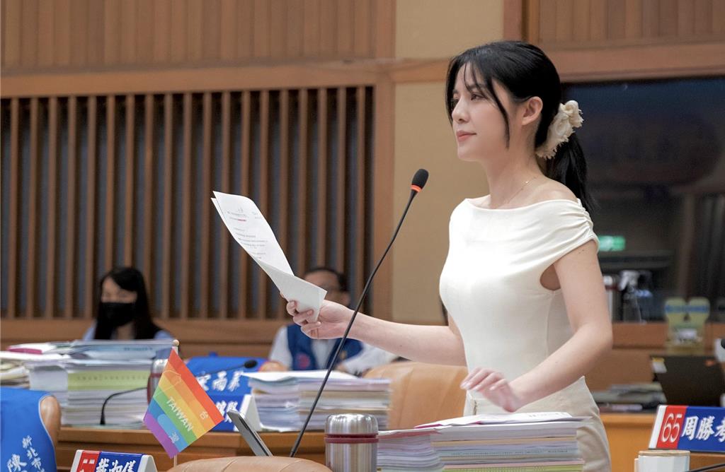 国民党新北市议员戴湘仪11日未前往党部领表登记参选,并于晚间8时发布亲笔签名声明,宣布将不再争取连任。 国民党新北市议员戴湘仪11日未前往党部领表登记参选,并于晚间8时发布亲笔签名声明,宣布将不再争取连任。