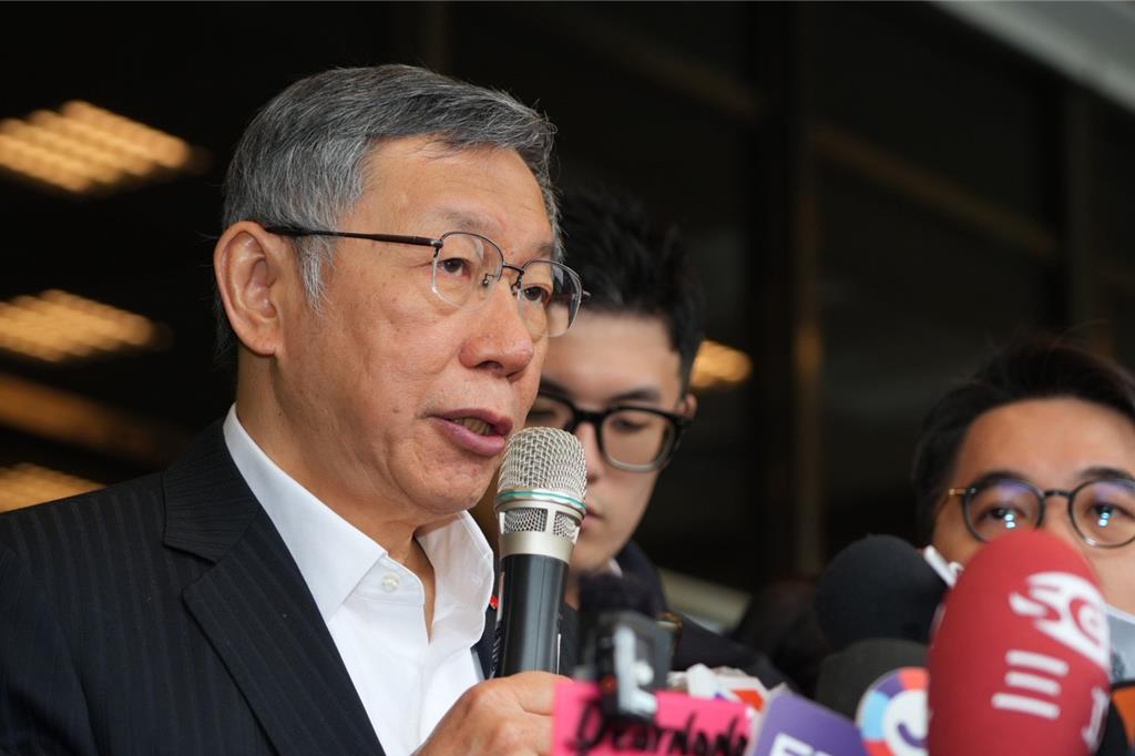 由于民众党创党主席柯文哲公布一份民调显示,有逾半不支持陆配任“立委”,使外界质疑柯恐要放生白委李贞秀。但李贞秀今(12日)否认,并透露柯文哲跟她聊天时,为陆配哽咽。 由于民众党创党主席柯文哲公布一份民调显示,有逾半不支持陆配任“立委”,使外界质疑柯恐要放生白委李贞秀。但李贞秀今(12日)否认,并透露柯文哲跟她聊天时,为陆配哽咽。