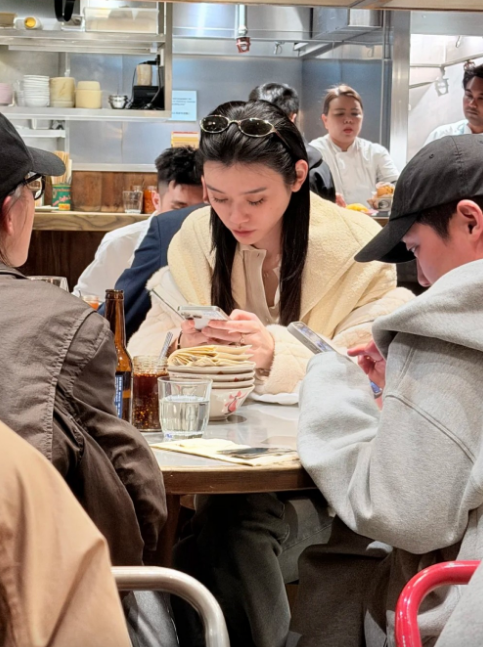 奚梦瑶近日在上环一间泰国菜馆被集邮,打扮朴素。 奚梦瑶近日在上环一间泰国菜馆被集邮,打扮朴素。