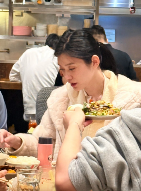 奚梦瑶面前放着史诺比保温壶,喝暖水“养宫”。 奚梦瑶面前放着史诺比保温壶,喝暖水“养宫”。