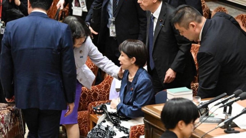 高市早苗散会后一度难以站立,多人见状随即上前关心。 高市早苗散会后一度难以站立,多人见状随即上前关心。