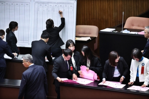 台民意机构13日院会进行“中选会”人事同意权投票并开票。 台民意机构13日院会进行“中选会”人事同意权投票并开票。