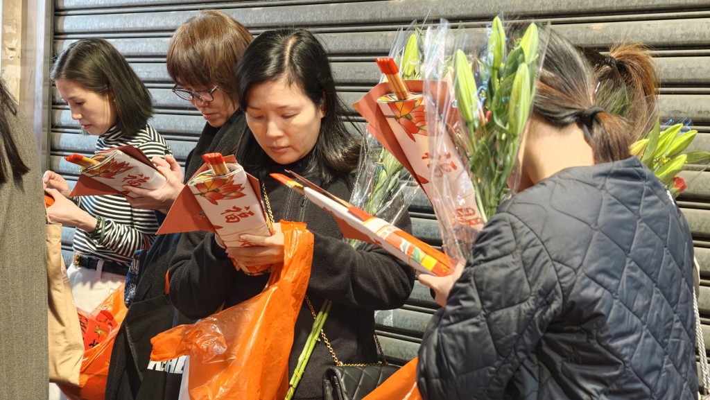 善信在衣宝诚心写下姓名及日期。 善信在衣宝诚心写下姓名及日期。