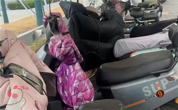 小区门口充电服务费高出电费近2倍!12315: 服务费属于市场调节价 不能强制降价