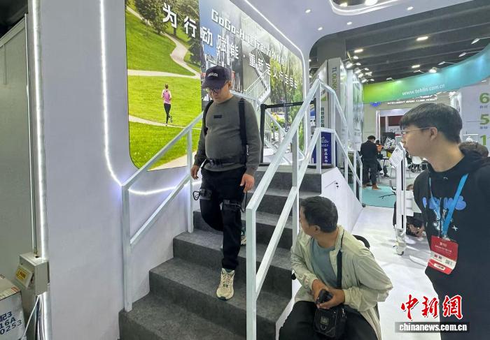 观众体验外骨骼机器人。 观众体验外骨骼机器人。