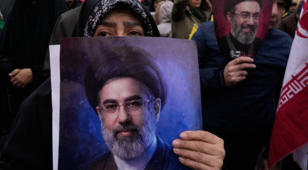 伊朗新领袖花园散步逃过斩首 伊朗新领袖花园散步逃过斩首