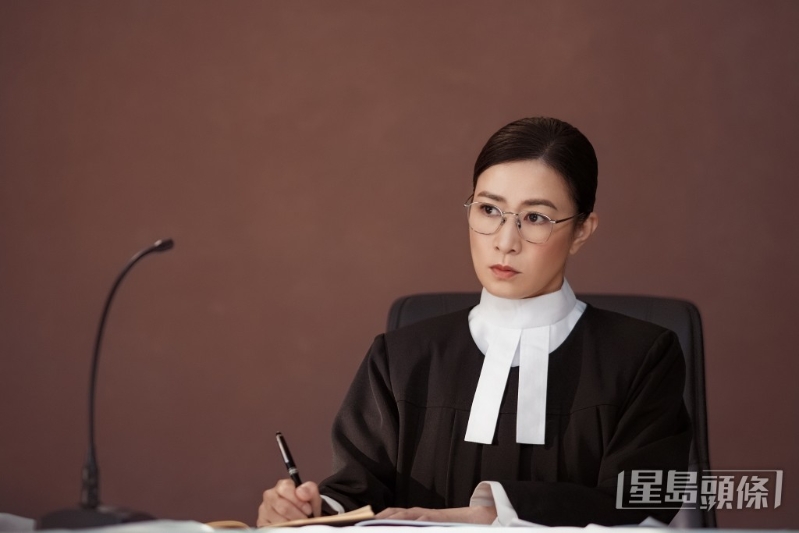 今次新剧阿佘搣甩新闻主播的角色。 今次新剧阿佘搣甩新闻主播的角色。