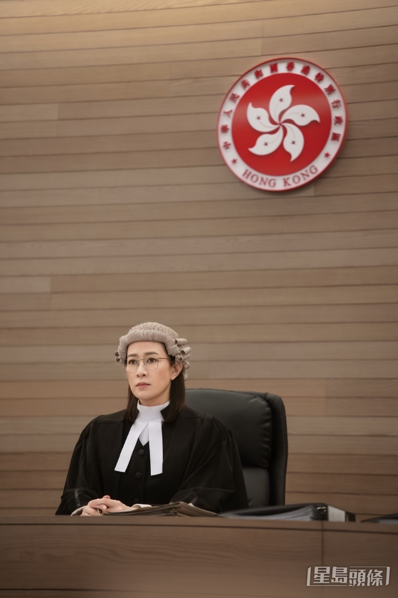 新剧演果断、正义、温柔与善良的高等法院暂委法官。 新剧演果断、正义、温柔与善良的高等法院暂委法官。