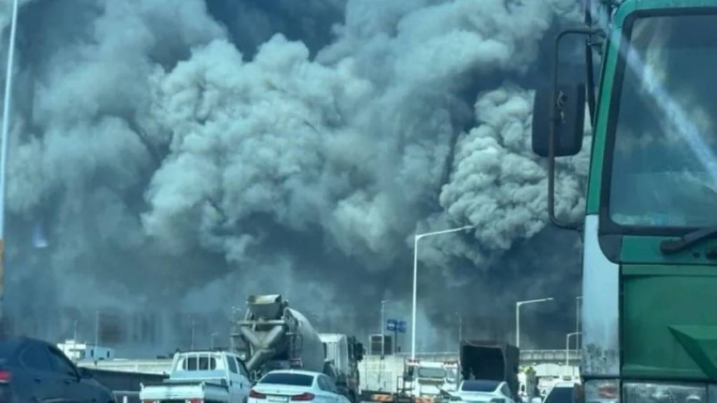 韩国大田市一工厂发生大火,冒出大量浓烟 韩国大田市一工厂发生大火,冒出大量浓烟