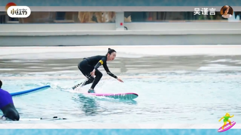 吴谨言初学冲浪,多次跌落水。 吴谨言初学冲浪,多次跌落水。