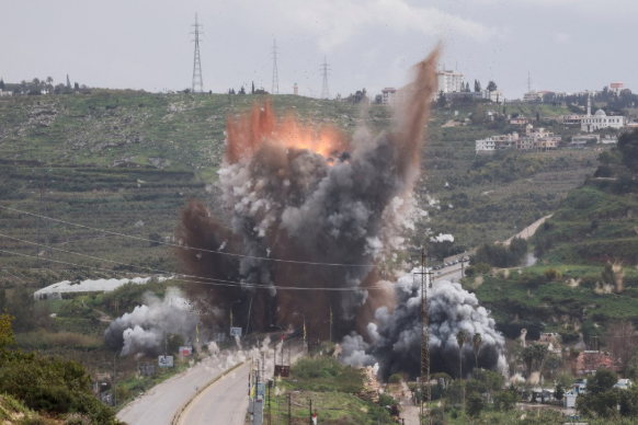 以军两度空袭南部卡斯米耶桥(Qasmiyeh Bridge),造成当地电力网络、电缆及主要供电线路受损。路透社 以军两度空袭南部卡斯米耶桥(Qasmiyeh Bridge),造成当地电力网络、电缆及主要供电线路受损。路透社