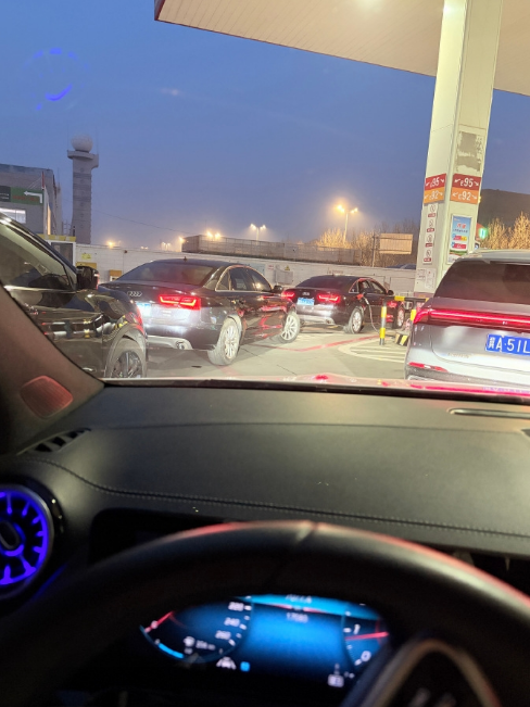 网民在社交平台发布入油大排长龙的照片 网民在社交平台发布入油大排长龙的照片