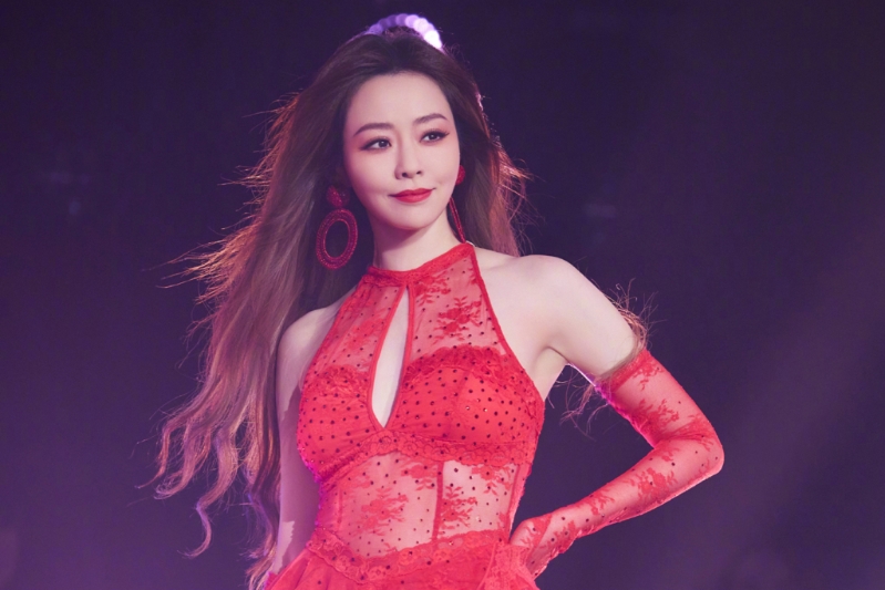 41岁海豚音天后自曝医美翻车 41岁海豚音天后自曝医美翻车