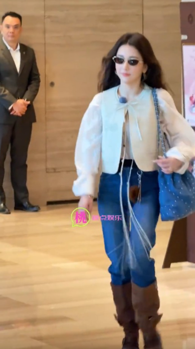 方媛近日到内地拍摄真人骚,步出酒店时被捕获。 方媛近日到内地拍摄真人骚,步出酒店时被捕获。