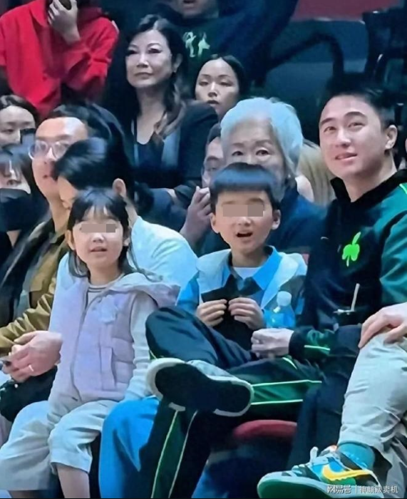 何猷君近日带子女在澳门看篮球,一对子女正面样首曝光。 何猷君近日带子女在澳门看篮球,一对子女正面样首曝光。