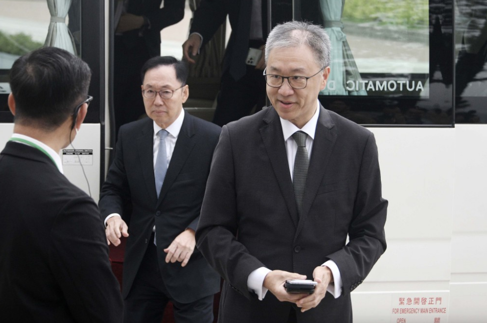 独立委员会主席陆启康(前)与委员陈健波(后)。 独立委员会主席陆启康(前)与委员陈健波(后)。