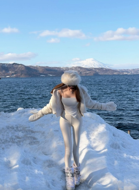 Cammi到日本滑雪,冰天雪地下仍然性感。 Cammi到日本滑雪,冰天雪地下仍然性感。