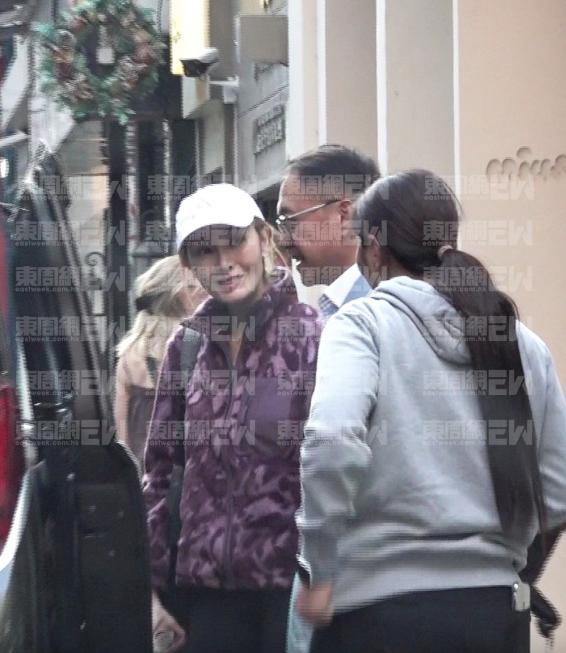 许晋亨在成功取得座位后,李嘉欣才如女王般登场。 许晋亨在成功取得座位后,李嘉欣才如女王般登场。