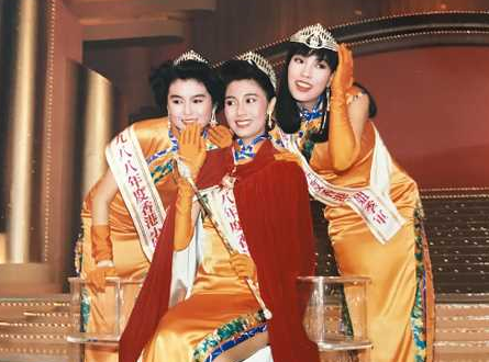 李嘉欣(中)是1988年度港姐冠军兼最上镜小姐,又夺得华姐冠军。 李嘉欣(中)是1988年度港姐冠军兼最上镜小姐,又夺得华姐冠军。