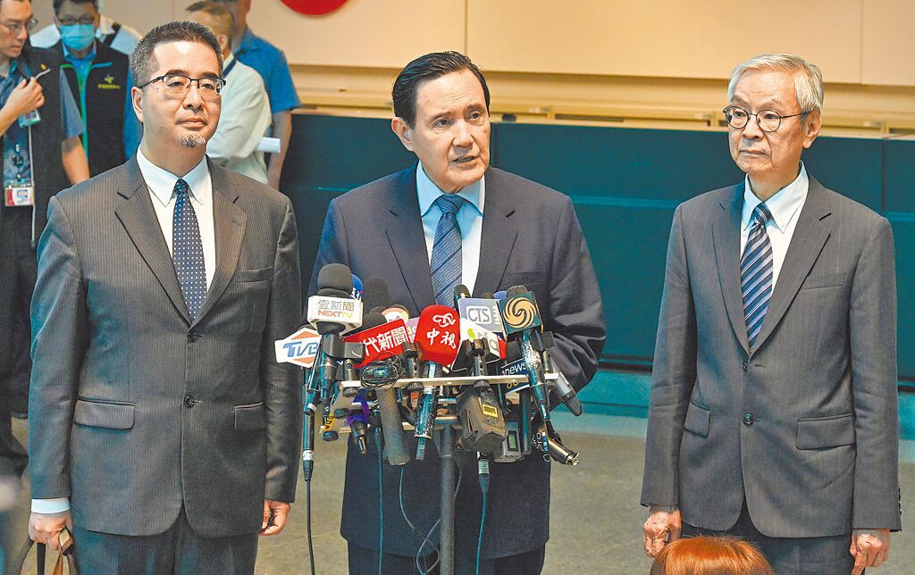 马英九基金会16日发布声明指出,前基金会执行长萧旭岑(左)在2月底已经离职。 马英九基金会16日发布声明指出,前基金会执行长萧旭岑(左)在2月底已经离职。