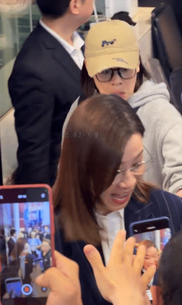 佘诗曼忽然被狂迷用力拉扯,险整个人跌向人群。 佘诗曼忽然被狂迷用力拉扯,险整个人跌向人群。