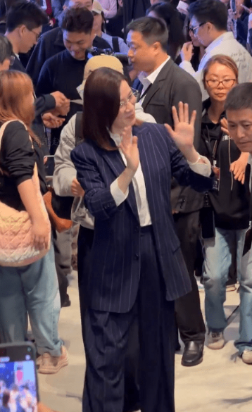 佘诗曼近日在内地宣传《正义女神》,跟粉丝挥手打招呼,亲民友善。 佘诗曼近日在内地宣传《正义女神》,跟粉丝挥手打招呼,亲民友善。