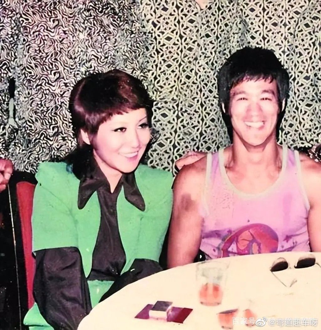 李小龙(右)曾主动追求丁珮 李小龙(右)曾主动追求丁珮