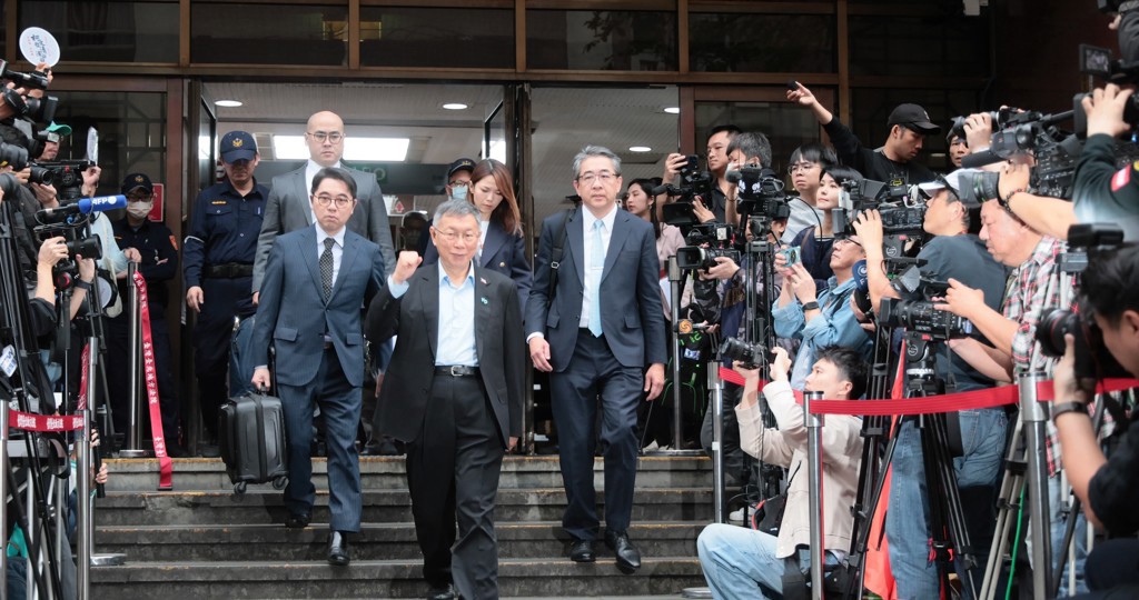 柯文哲在26日下午完成相关司法程序后,已在律师与随行人员陪同下离开台北地方法院。 柯文哲在26日下午完成相关司法程序后,已在律师与随行人员陪同下离开台北地方法院。