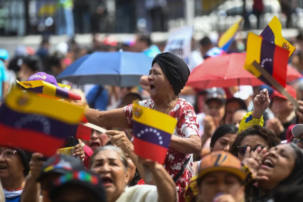 3月26日,委内瑞拉民众在首都加拉加斯市中心的玻利瓦尔广场举行集会,声援总统马杜罗。 3月26日,委内瑞拉民众在首都加拉加斯市中心的玻利瓦尔广场举行集会,声援总统马杜罗。