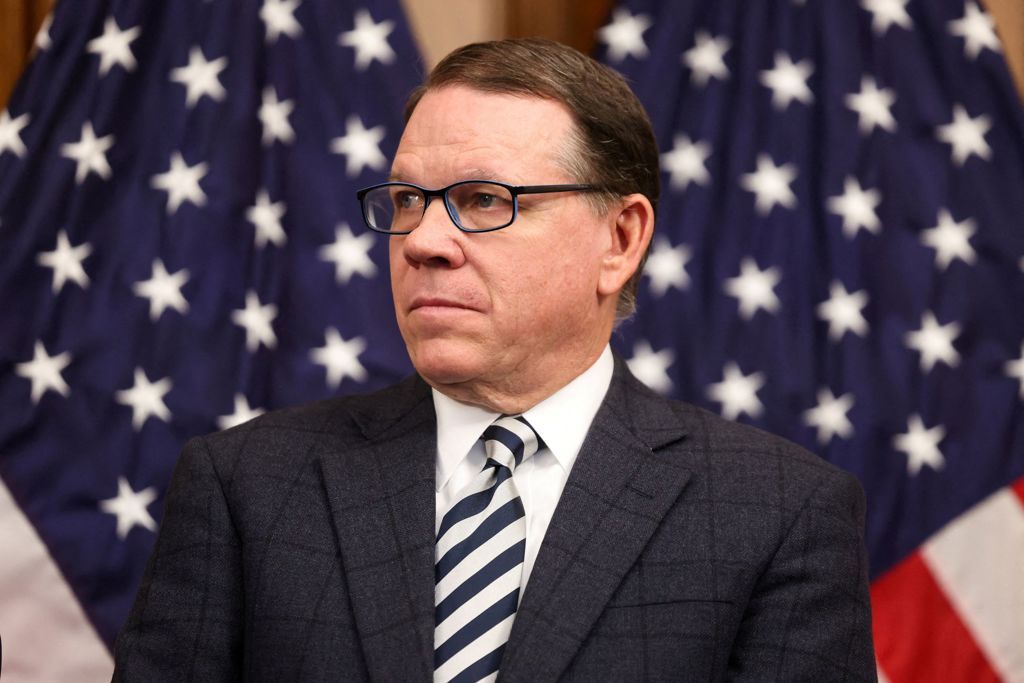 共和党众议员格雷夫斯不再竞选连任,他今年62岁,在政治上仍属“当打之年”,却选择退出。 共和党众议员格雷夫斯不再竞选连任,他今年62岁,在政治上仍属“当打之年”,却选择退出。