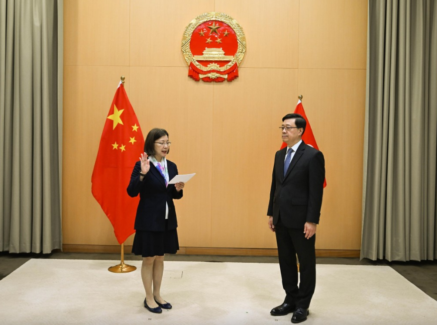 新任政制及内地事务局局长谢小华在行政长官李家超监誓下宣誓就职。 新任政制及内地事务局局长谢小华在行政长官李家超监誓下宣誓就职。