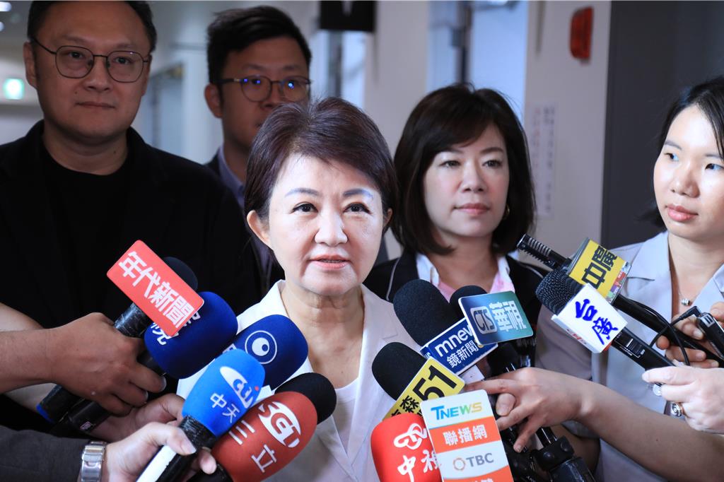 国民党党主席郑丽文将于4月7日至12日访问大陆,台中市长卢秀燕31日受访,对于郑丽文将赴大陆访问,她不但支持,且给予高度祝福。 国民党党主席郑丽文将于4月7日至12日访问大陆,台中市长卢秀燕31日受访,对于郑丽文将赴大陆访问,她不但支持,且给予高度祝福。