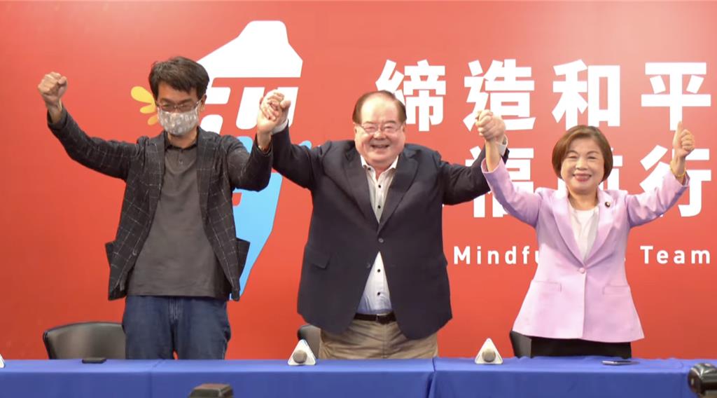 左起:台中市党部主委苏柏兴、副主席李干龙、“立委”杨琼璎。 左起:台中市党部主委苏柏兴、副主席李干龙、“立委”杨琼璎。