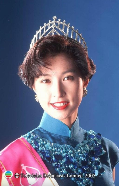 郭蔼明(右)1991年参选港姐夺得冠军。 郭蔼明(右)1991年参选港姐夺得冠军。