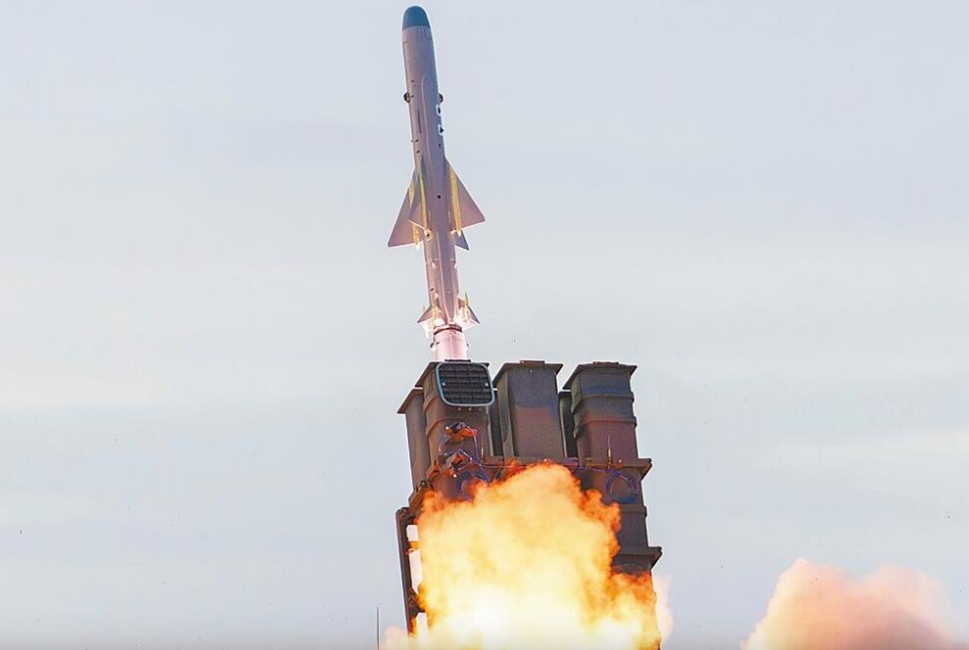 日本陆上自卫队第二炮兵旅发射一枚12式舰对舰导弹 日本陆上自卫队第二炮兵旅发射一枚12式舰对舰导弹