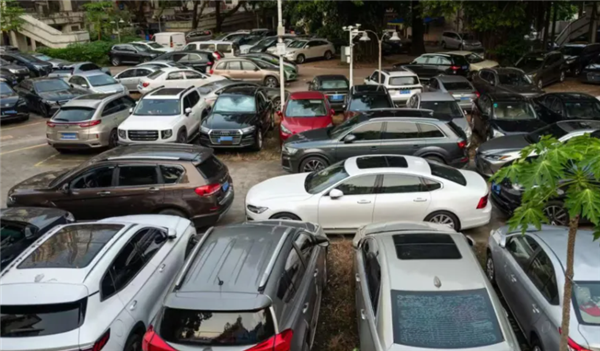 终于对僵尸车出手了!深圳新规:长期占位不缴费者将罚款并纳入征信