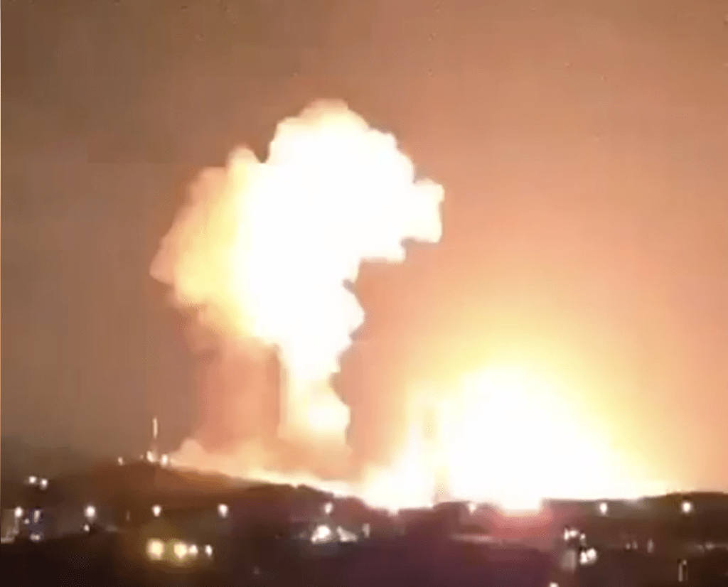 美军动用重型钻地炸弹轰炸伊朗大型弹药库,火光冲天,大量浓烟直冲高空,破坏力惊人。 美军动用重型钻地炸弹轰炸伊朗大型弹药库,火光冲天,大量浓烟直冲高空,破坏力惊人。