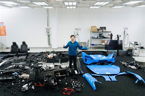 耗时超7个小时!雷军直播拆成零部件的新SU7已装好