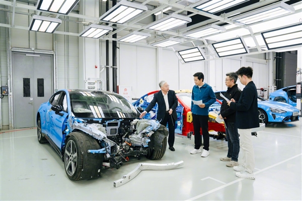 耗时超7个小时!雷军直播拆成零部件的新SU7已装好