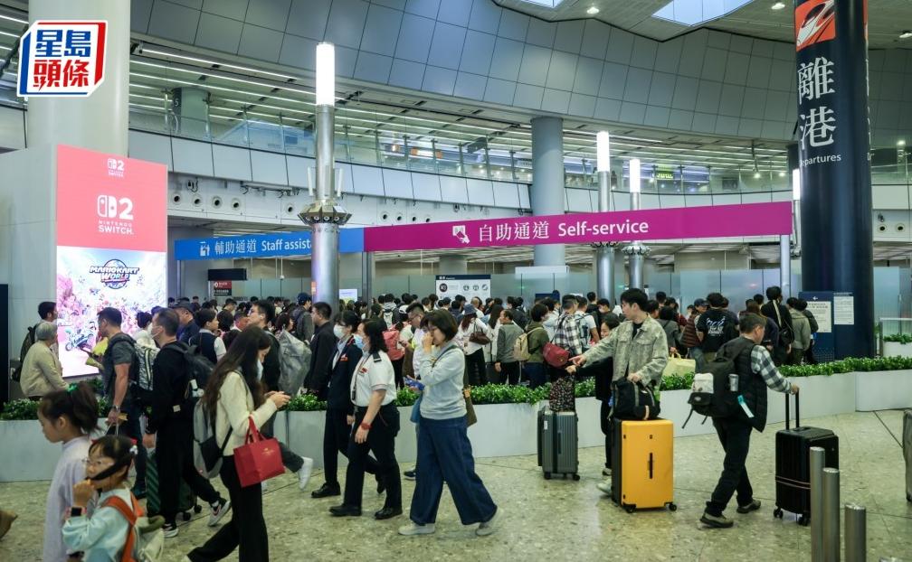今早在高铁西九龙站已有大批市民出境前往内地 今早在高铁西九龙站已有大批市民出境前往内地