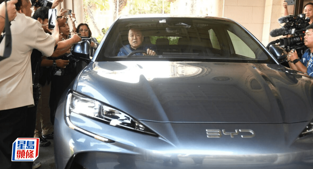 中东局势持续升温,美国总统特朗普扬言将“极其严厉”打击伊朗,市场对短期停火的憧憬幻灭。避险情绪迭加通胀预期,刺激国际油价反弹至每桶110美元以上。 中东局势持续升温,美国总统特朗普扬言将“极其严厉”打击伊朗,市场对短期停火的憧憬幻灭。避险情绪迭加通胀预期,刺激国际油价反弹至每桶110美元以上。