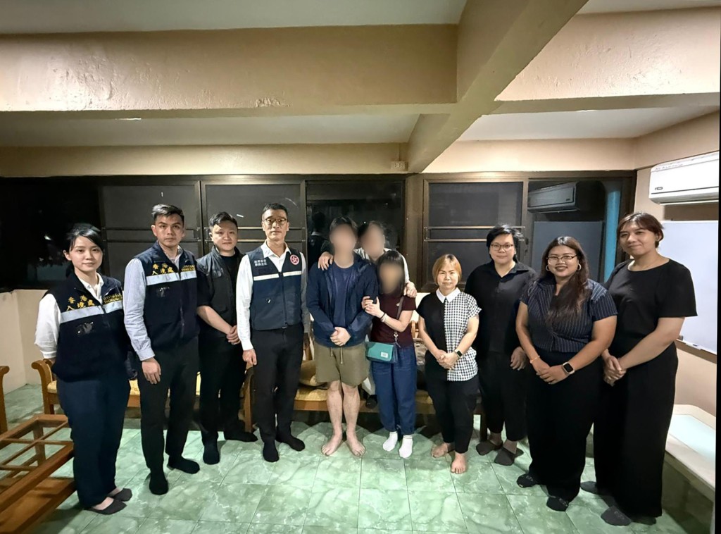 获救港人(左五)上月底在当地与家属团聚。政府新闻处 获救港人(左五)上月底在当地与家属团聚。政府新闻处