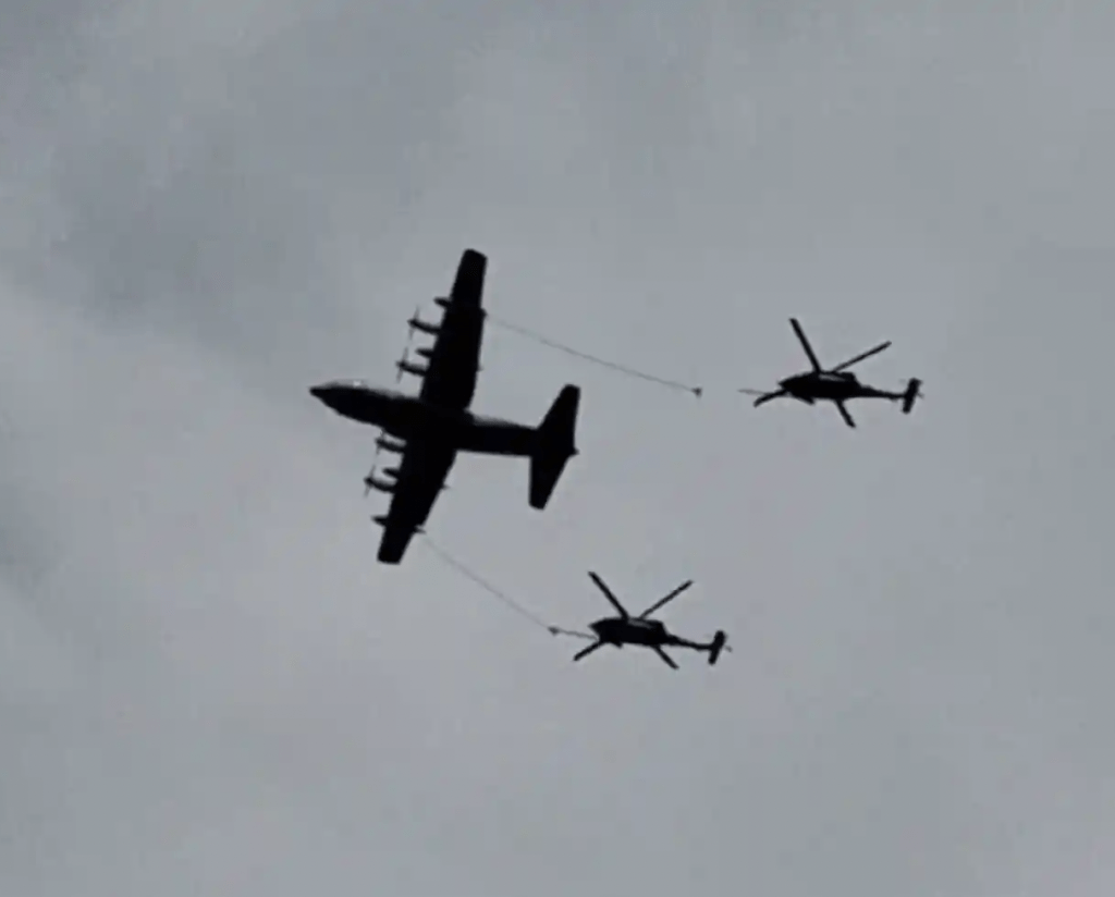 美方派遣包括黑鹰(Black Hawk)搜救直升机及C-130 运输机低飞进入伊朗领空,试图在敌军赶抵前救回飞行员。 美方派遣包括黑鹰(Black Hawk)搜救直升机及C-130 运输机低飞进入伊朗领空,试图在敌军赶抵前救回飞行员。