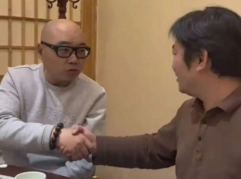 严凯与张雪握手,互相祝福。张雪机车抖音账号截图 严凯与张雪握手,互相祝福。张雪机车抖音账号截图