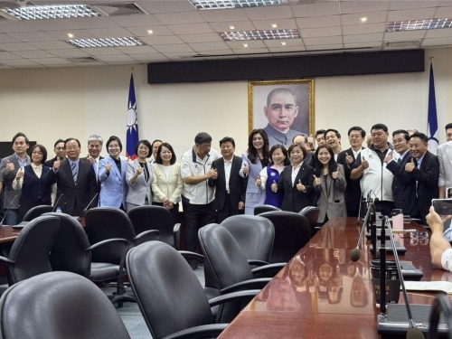 郑丽文在访陆行前记者会表示,自己是带着善意出发,这是一趟和平之旅,希望能将世界最危险的地方,变成最安全的区域,避免下一代人免于战争摧残,同时向民进党证明,“两岸和平没有这么困难”。 郑丽文在访陆行前记者会表示,自己是带着善意出发,这是一趟和平之旅,希望能将世界最危险的地方,变成最安全的区域,避免下一代人免于战争摧残,同时向民进党证明,“两岸和平没有这么困难”。