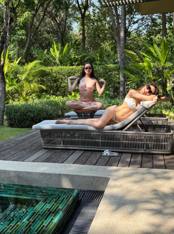 近日何超欣罕有晒比基尼照片,让丰满身材曝光。 近日何超欣罕有晒比基尼照片,让丰满身材曝光。